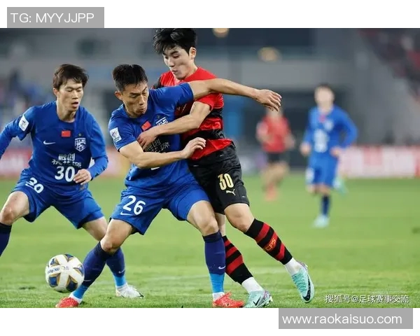 当足球明星在赛场上被粉丝和队友亲吻的温馨瞬间回顾