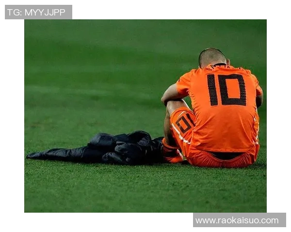 足球巨星化身老人街头踢球引发路人围观感叹青春永驻